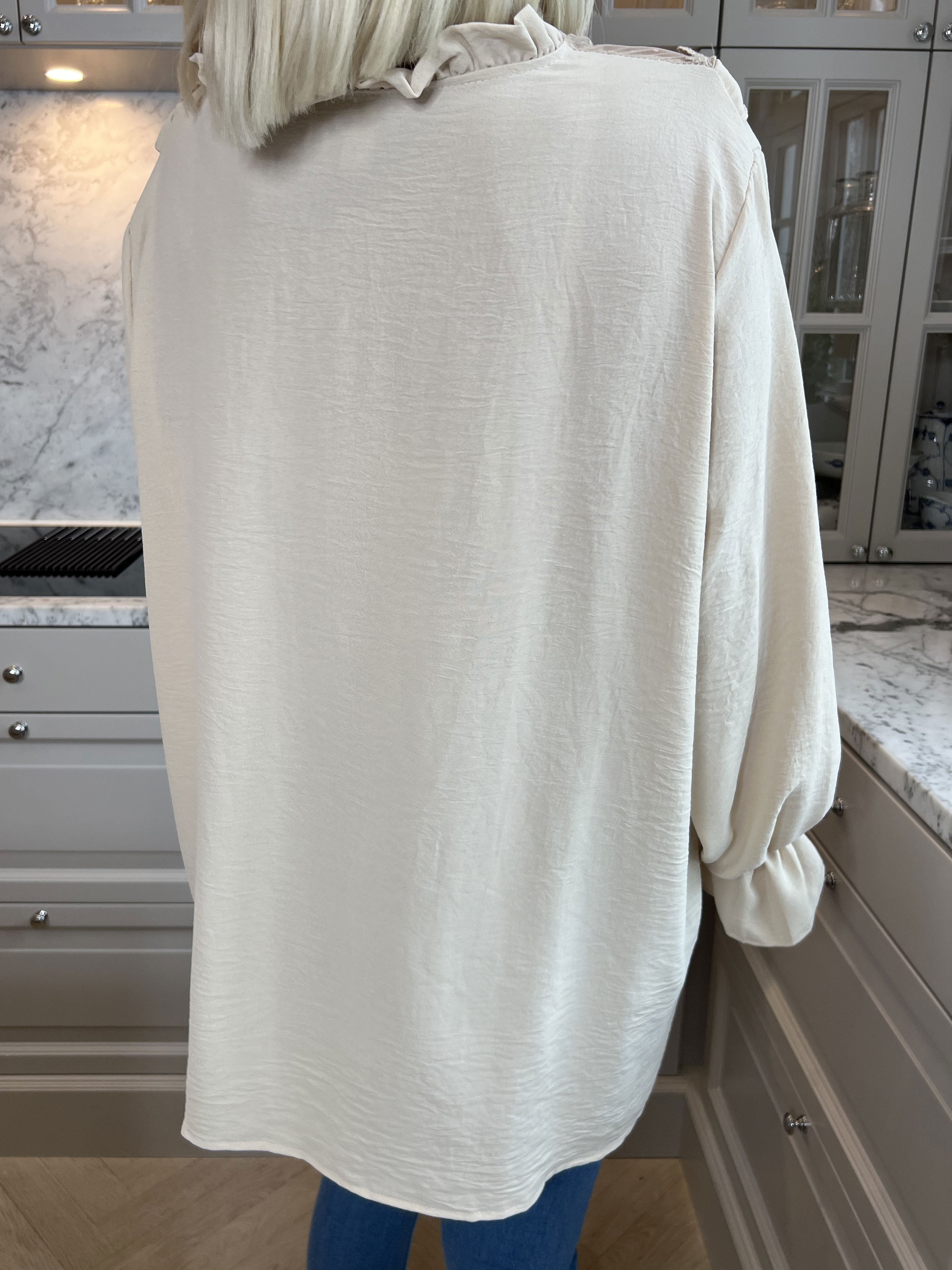 Ilsa - Sød skjorte med blonde og flæsedetaljer